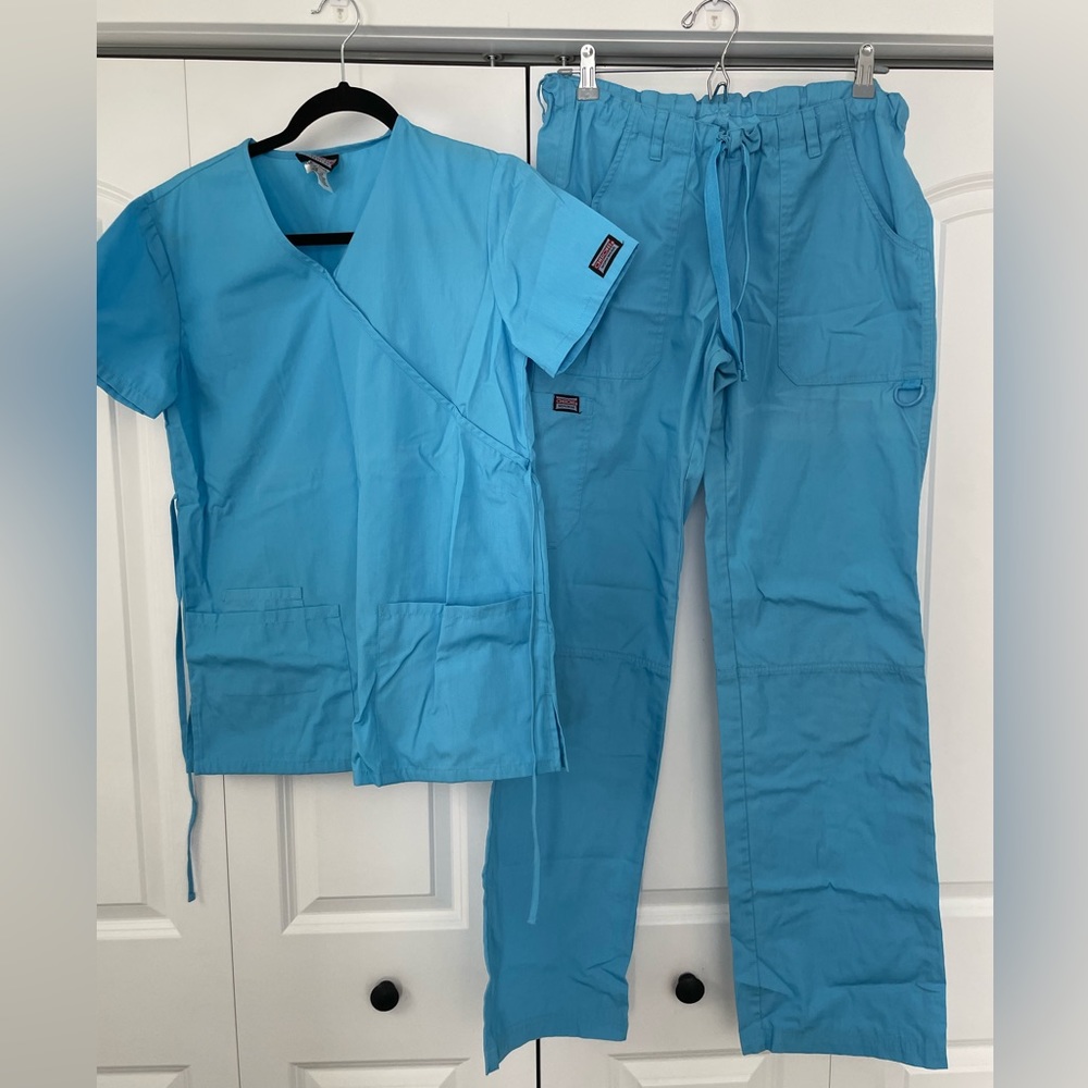 Cherokee blue scrubs. Never used size Small